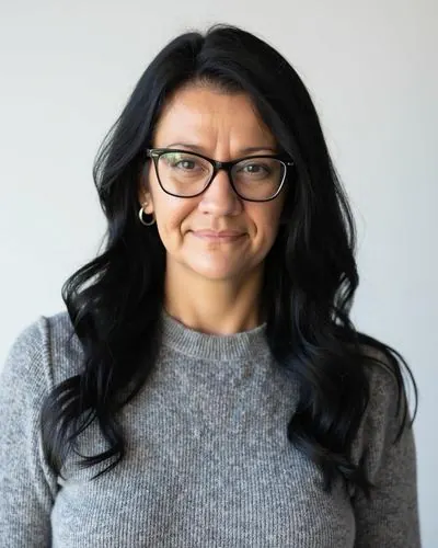 Portrait of Nikoleta, Founder and Content Director at Lampyris